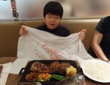 ナプキンで肉汁をよける横浜の「ハングリータイガー」で